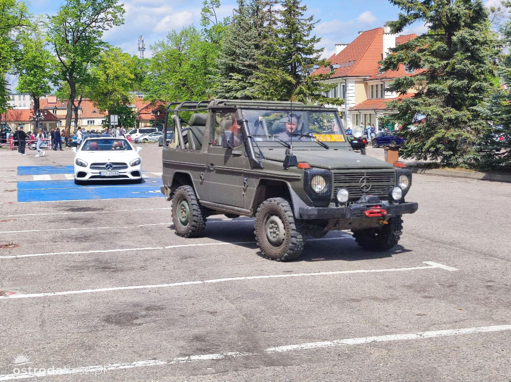Cabriolety opanowały plac przed Starostwem w Ostródzie