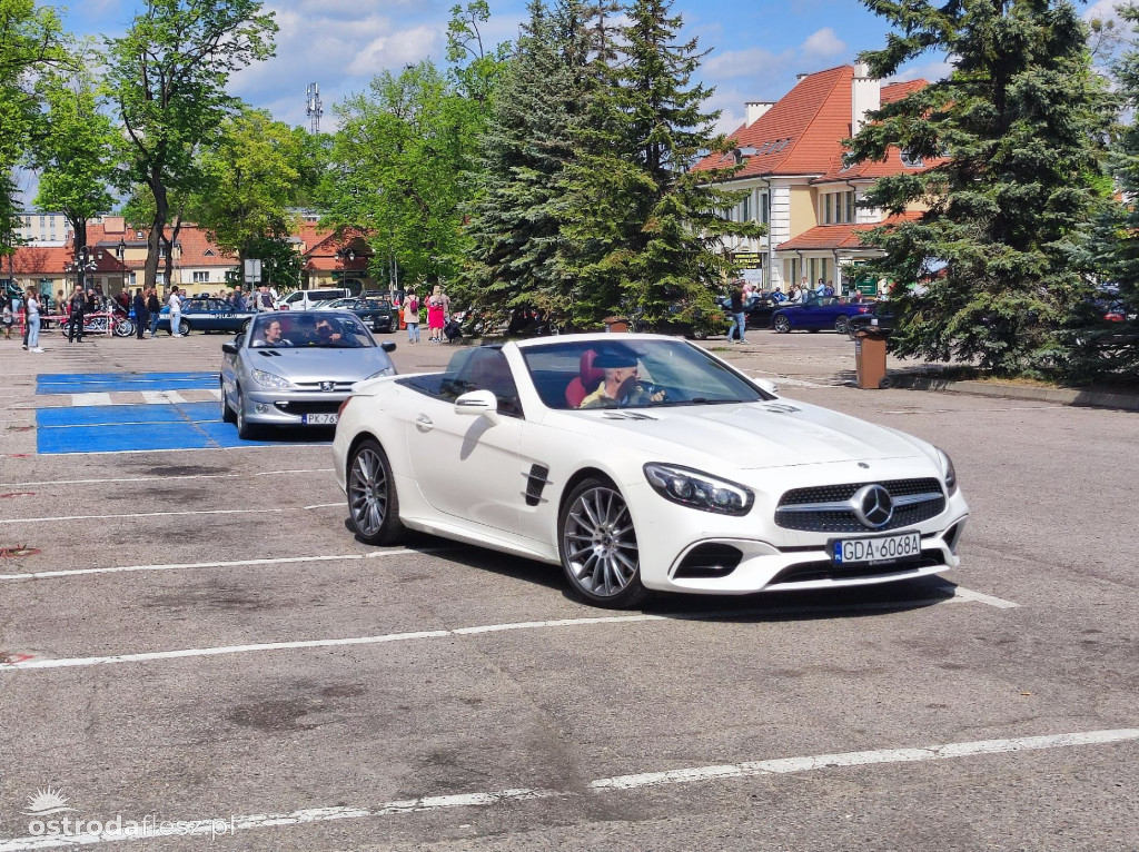 Cabriolety opanowały plac przed Starostwem w Ostródzie