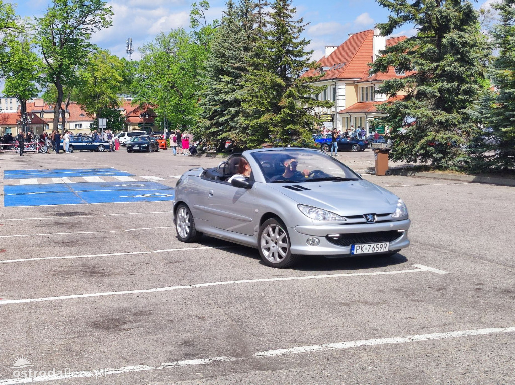 Cabriolety opanowały plac przed Starostwem w Ostródzie