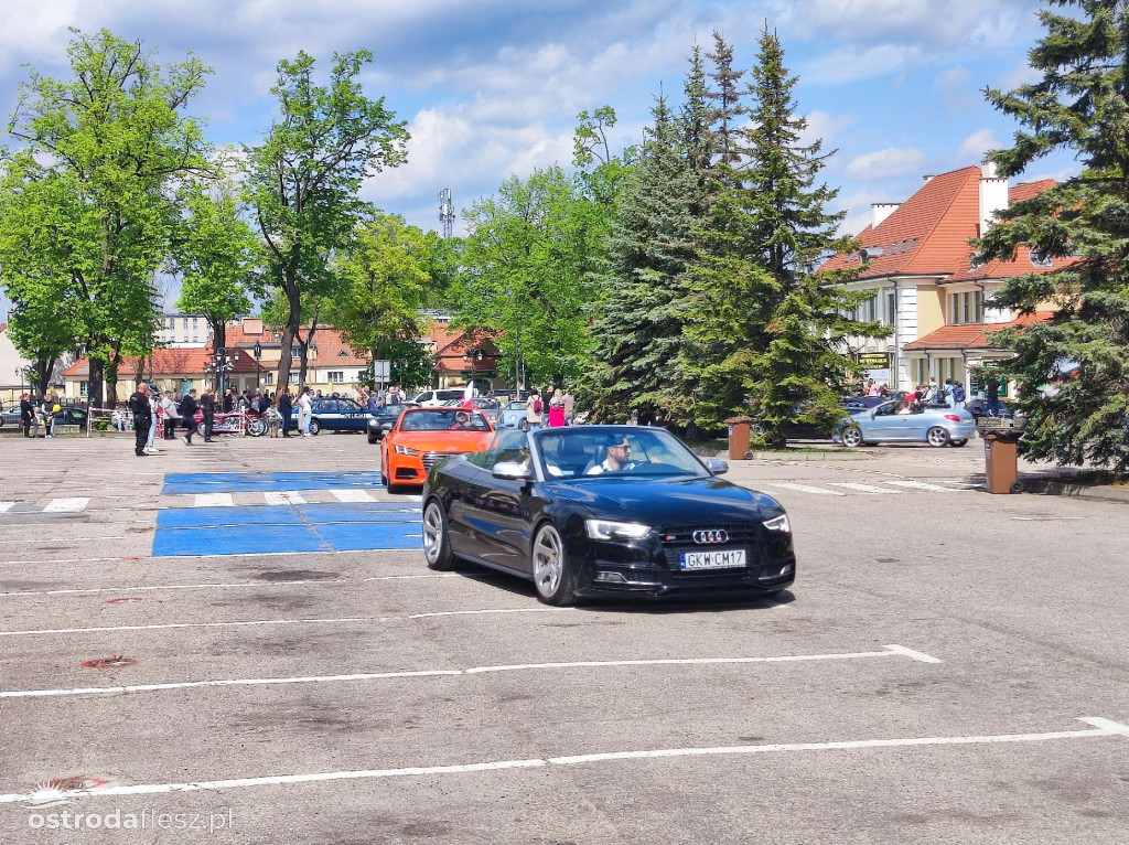 Cabriolety opanowały plac przed Starostwem w Ostródzie