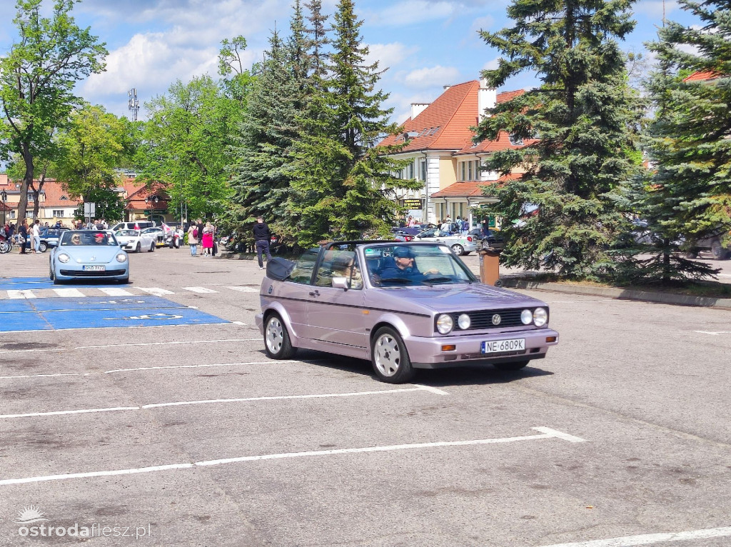 Cabriolety opanowały plac przed Starostwem w Ostródzie