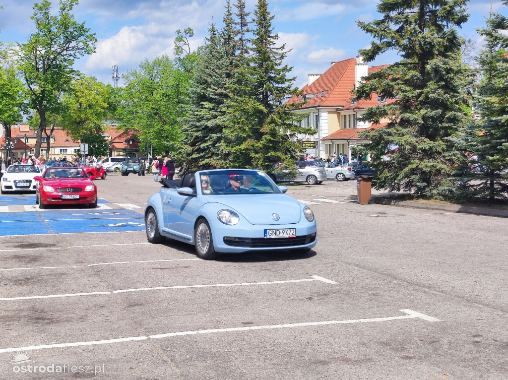 Cabriolety opanowały plac przed Starostwem w Ostródzie