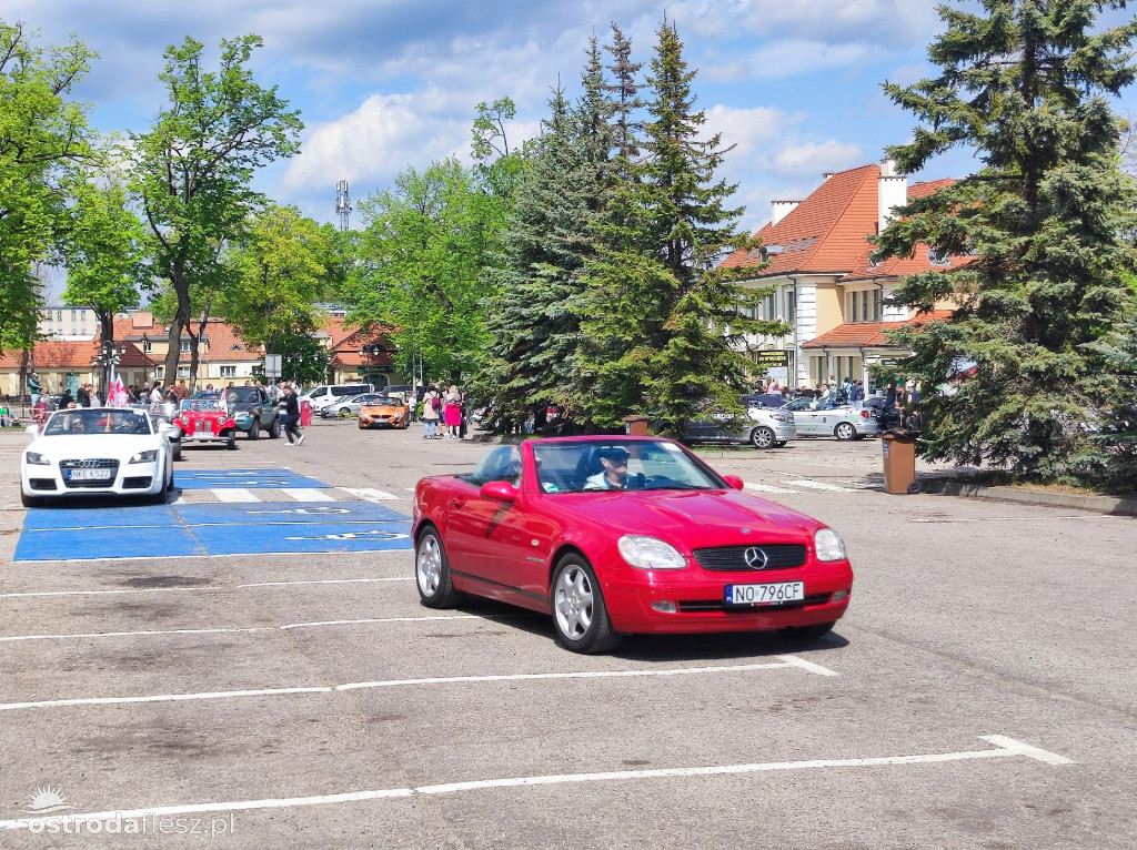 Cabriolety opanowały plac przed Starostwem w Ostródzie