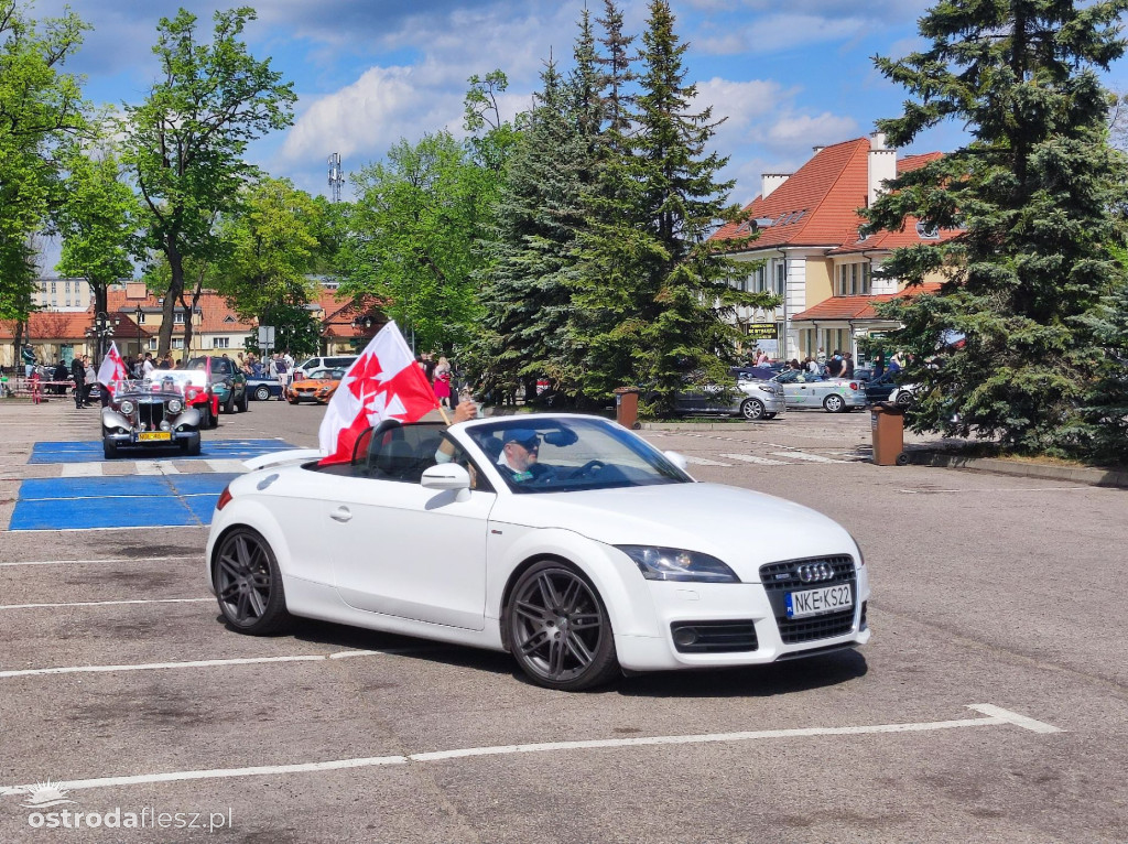 Cabriolety opanowały plac przed Starostwem w Ostródzie