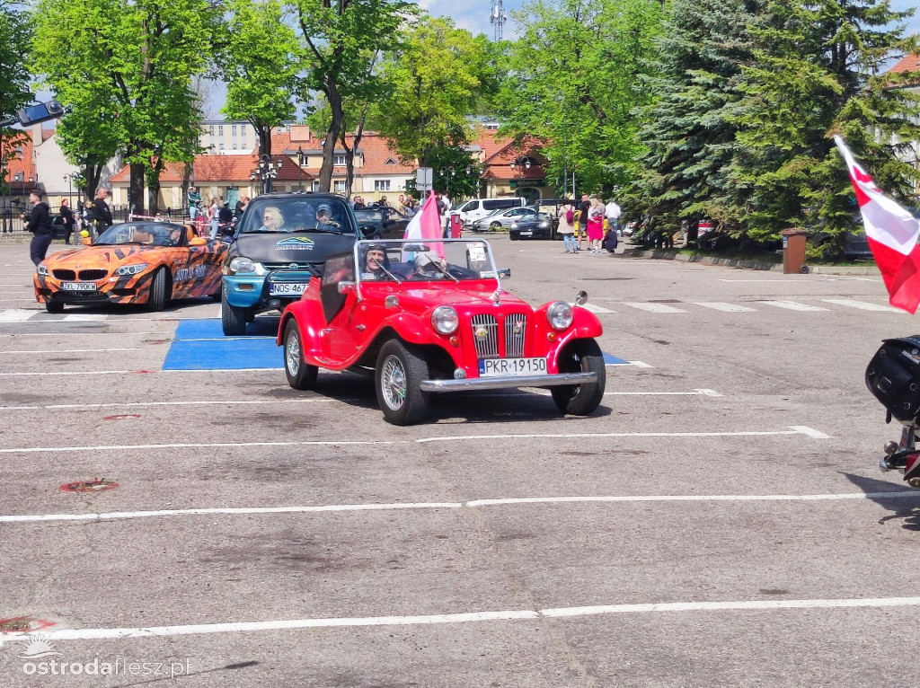 Cabriolety opanowały plac przed Starostwem w Ostródzie