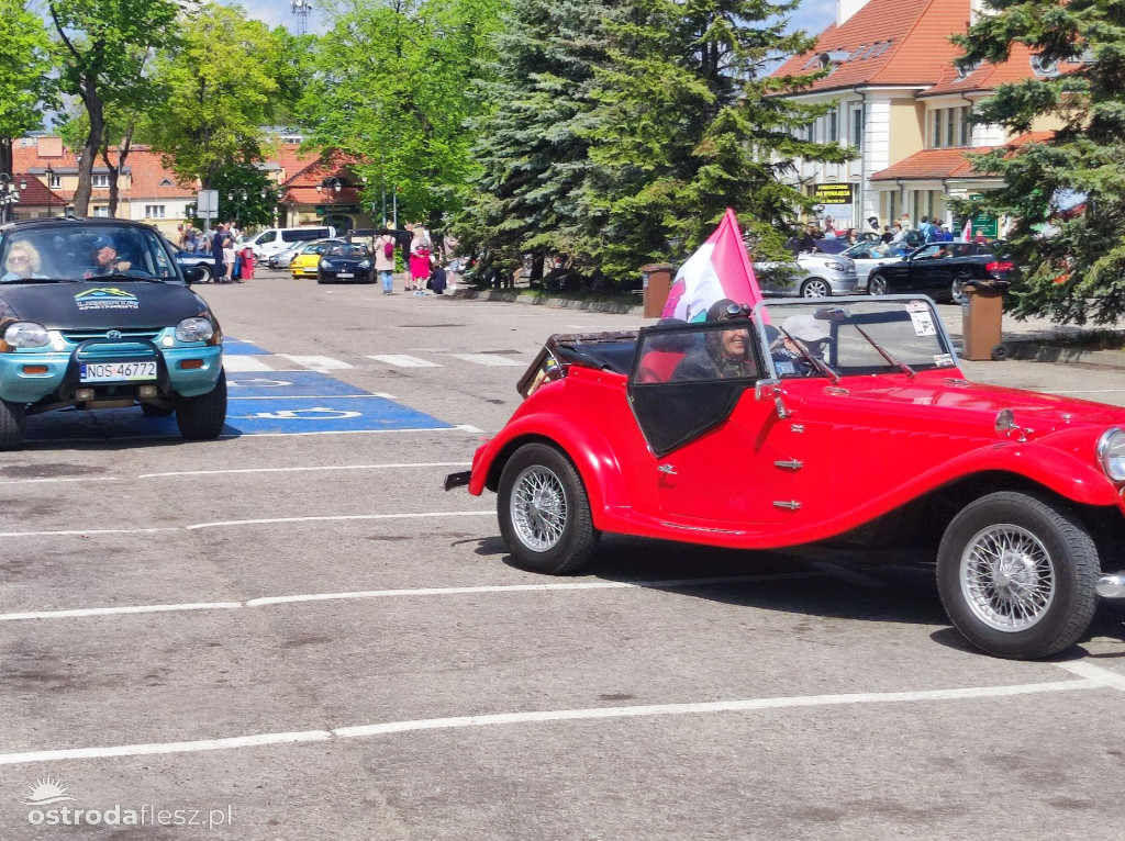 Cabriolety opanowały plac przed Starostwem w Ostródzie