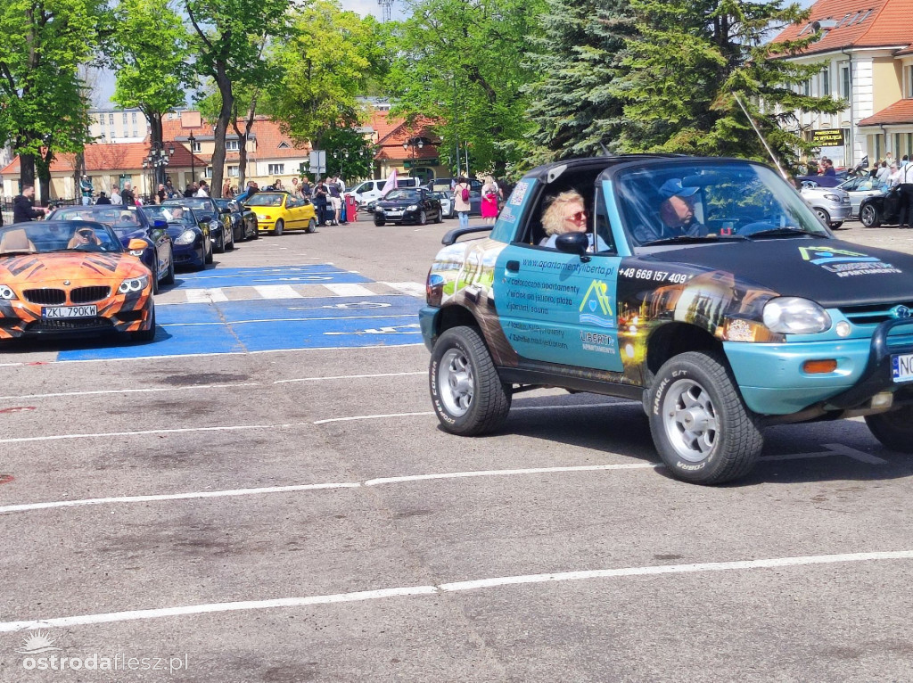 Cabriolety opanowały plac przed Starostwem w Ostródzie