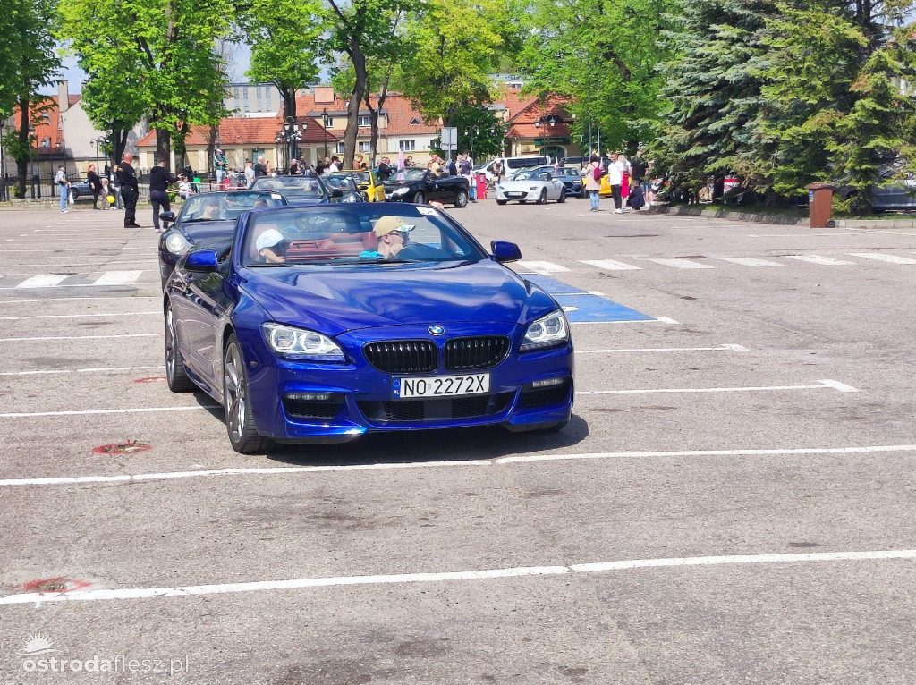 Cabriolety opanowały plac przed Starostwem w Ostródzie