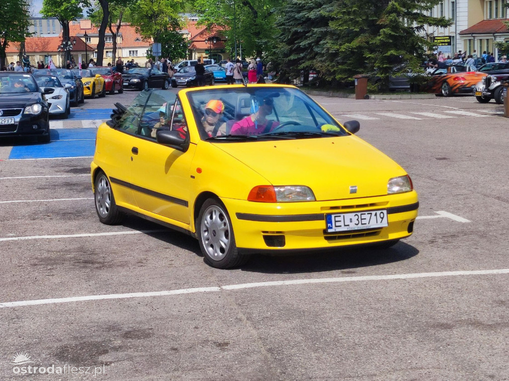 Cabriolety opanowały plac przed Starostwem w Ostródzie
