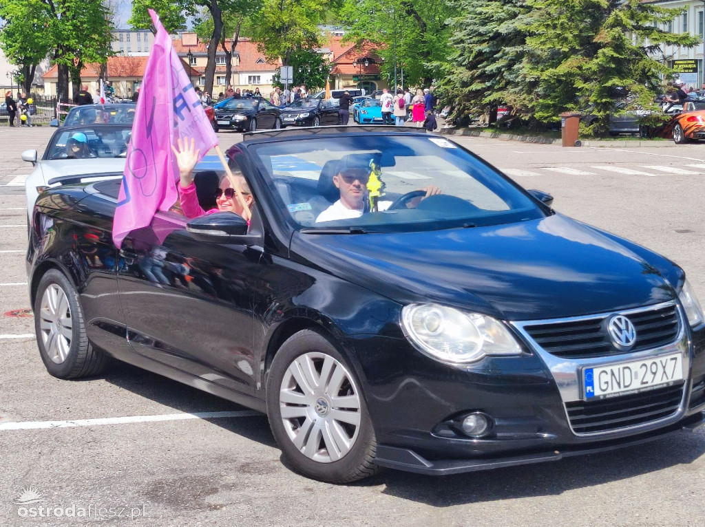 Cabriolety opanowały plac przed Starostwem w Ostródzie