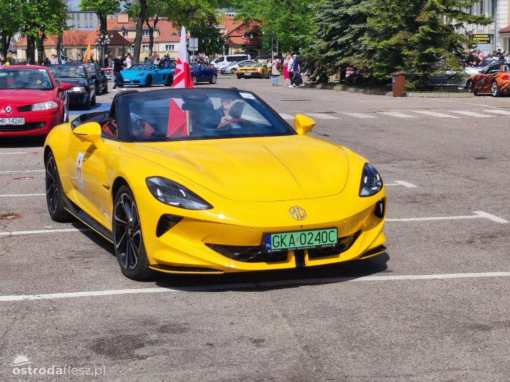 Cabriolety opanowały plac przed Starostwem w Ostródzie