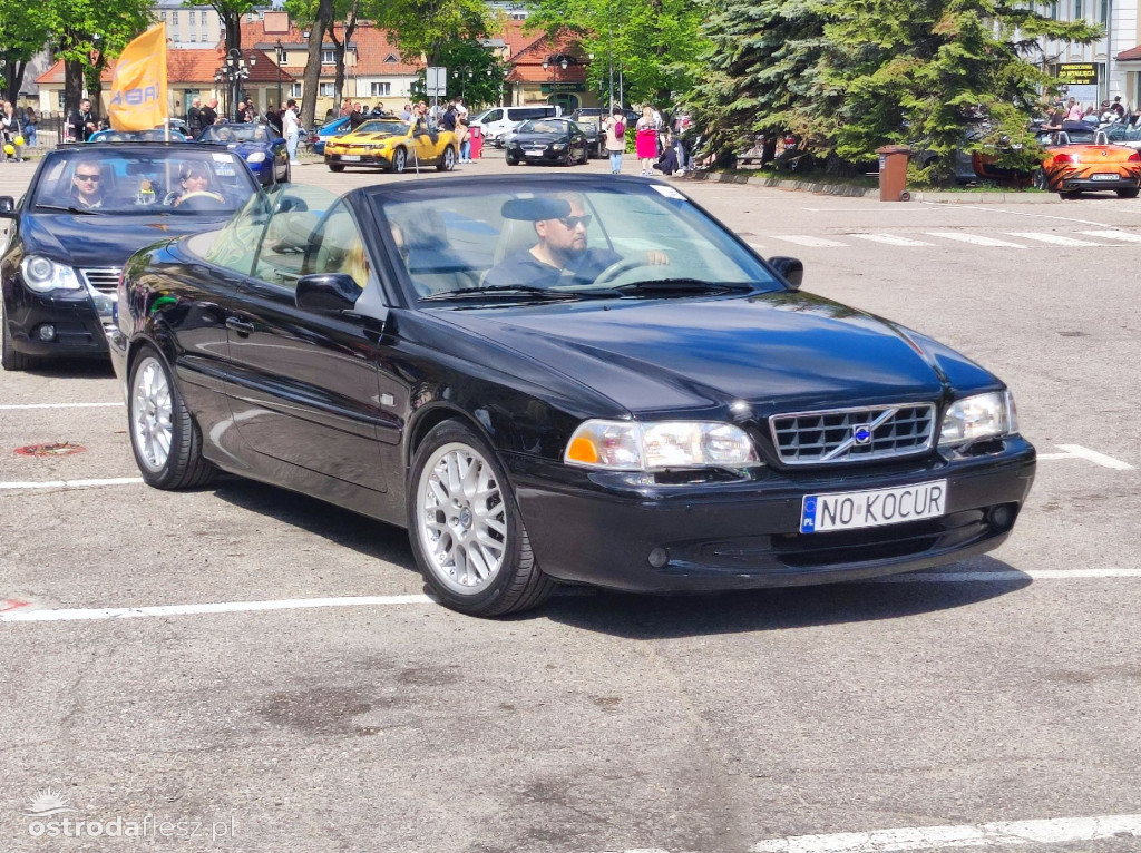 Cabriolety opanowały plac przed Starostwem w Ostródzie