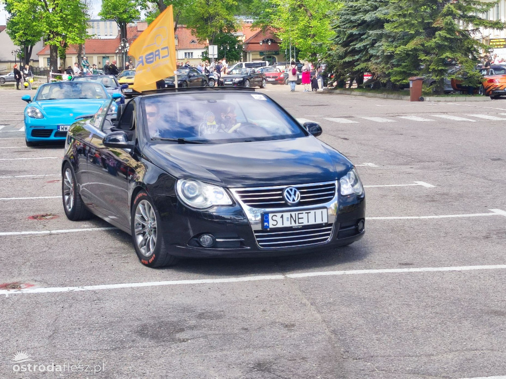 Cabriolety opanowały plac przed Starostwem w Ostródzie