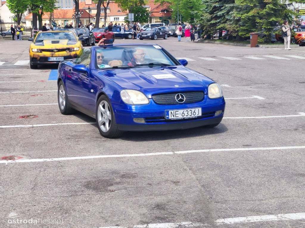 Cabriolety opanowały plac przed Starostwem w Ostródzie
