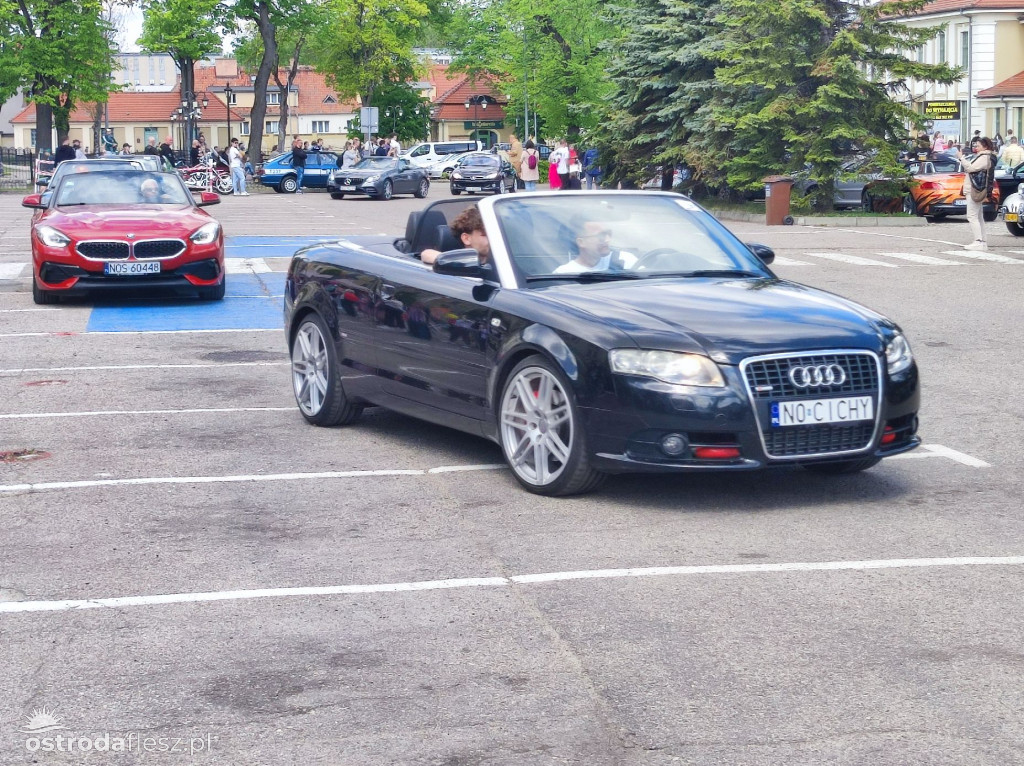 Cabriolety opanowały plac przed Starostwem w Ostródzie