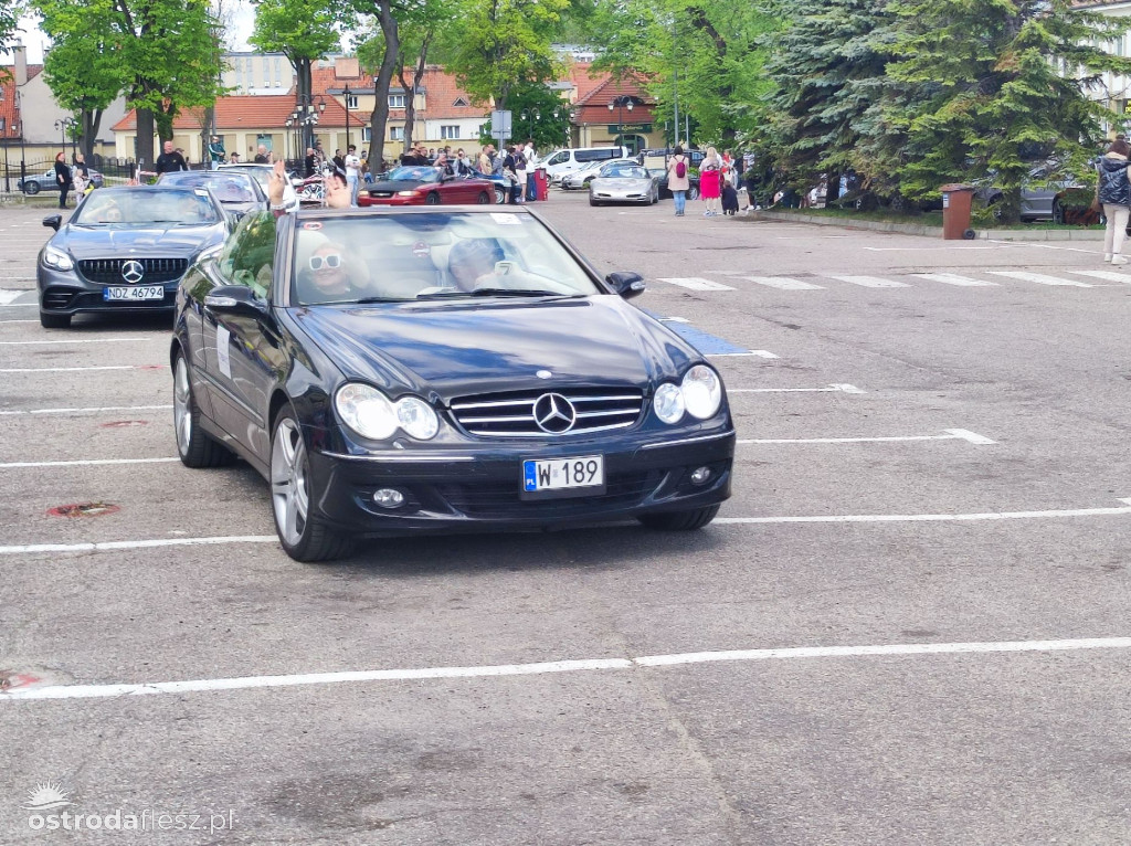 Cabriolety opanowały plac przed Starostwem w Ostródzie
