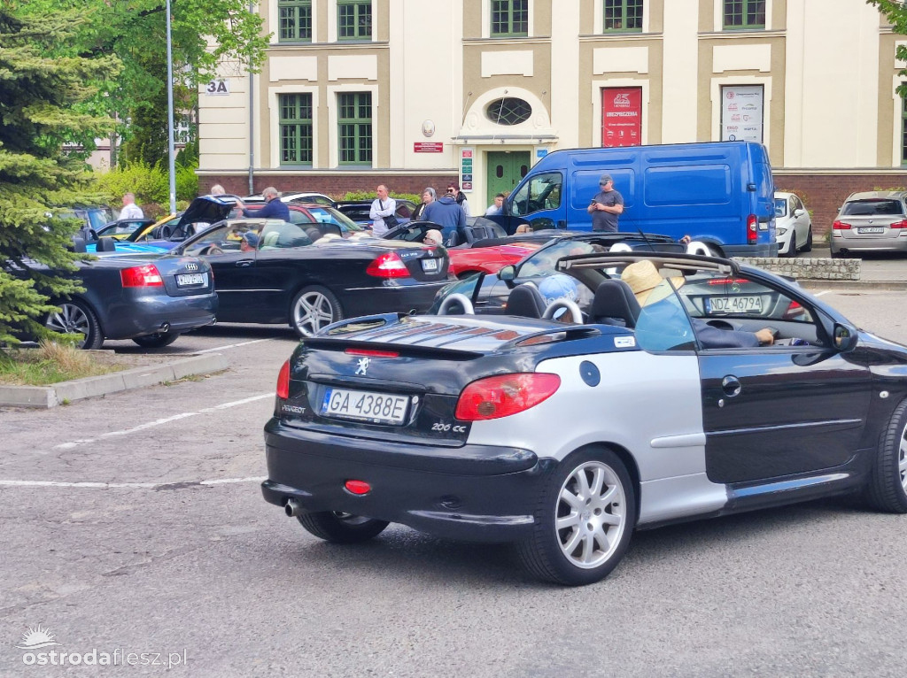 Cabriolety opanowały plac przed Starostwem w Ostródzie