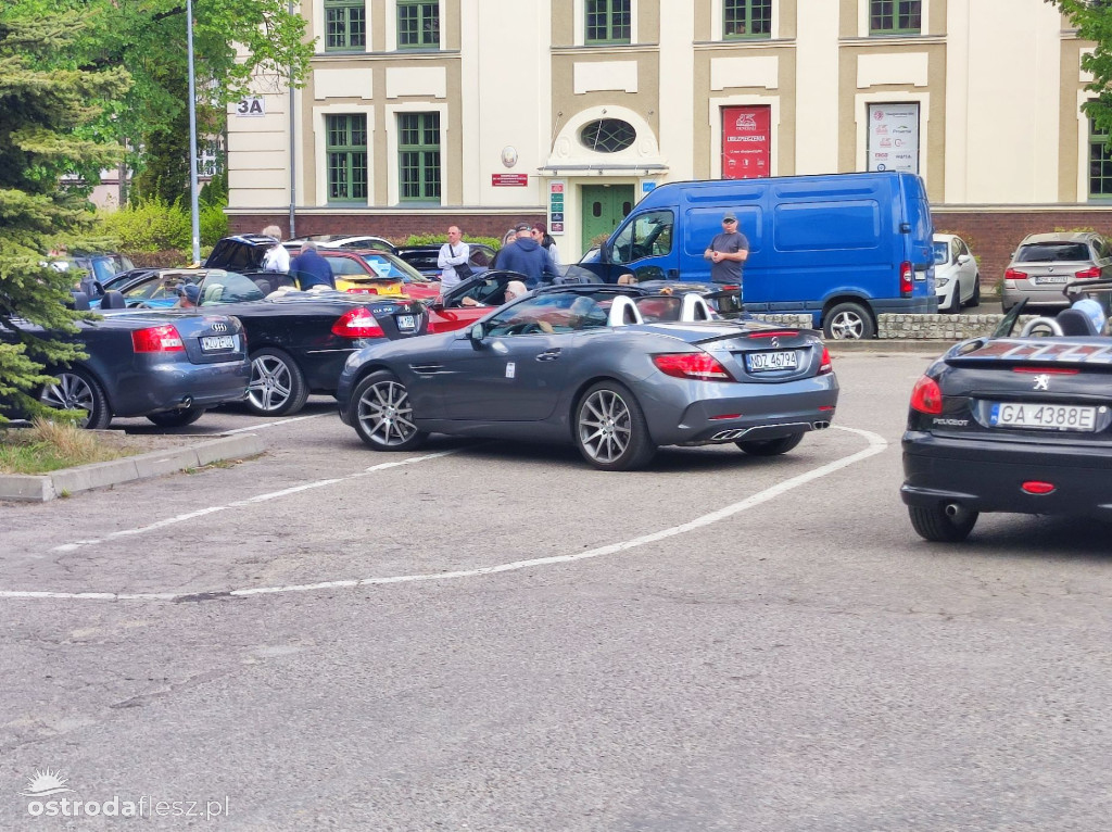Cabriolety opanowały plac przed Starostwem w Ostródzie