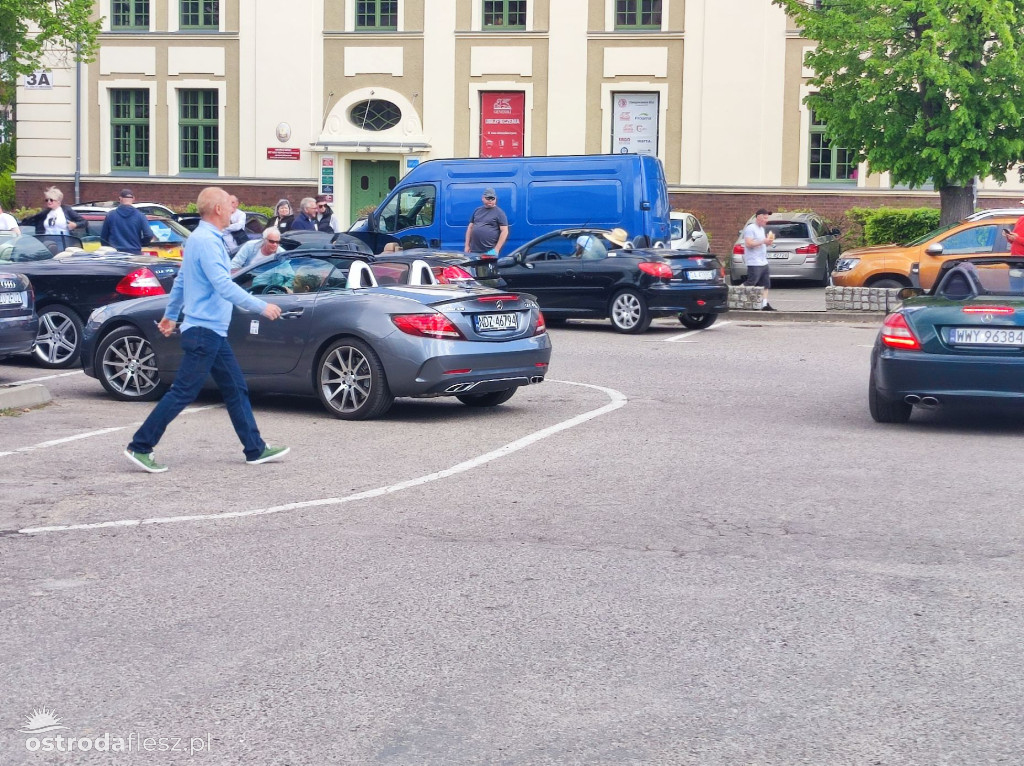 Cabriolety opanowały plac przed Starostwem w Ostródzie