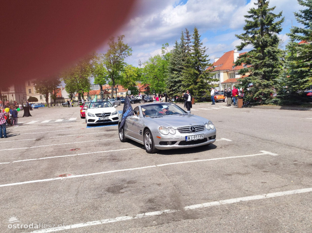 Cabriolety opanowały plac przed Starostwem w Ostródzie