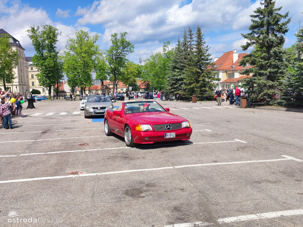 Cabriolety opanowały plac przed Starostwem w Ostródzie