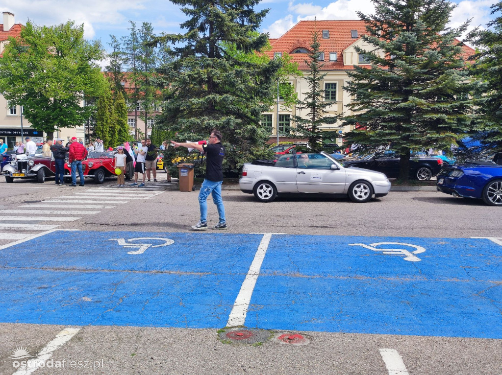 Cabriolety opanowały plac przed Starostwem w Ostródzie