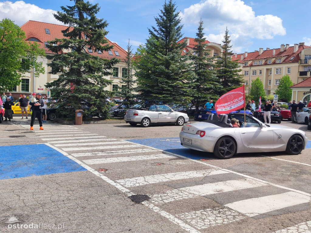 Cabriolety opanowały plac przed Starostwem w Ostródzie