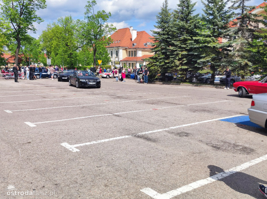 Cabriolety opanowały plac przed Starostwem w Ostródzie