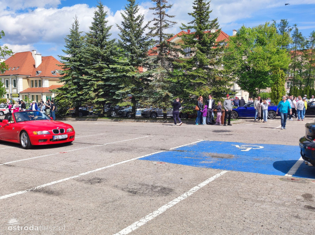Cabriolety opanowały plac przed Starostwem w Ostródzie