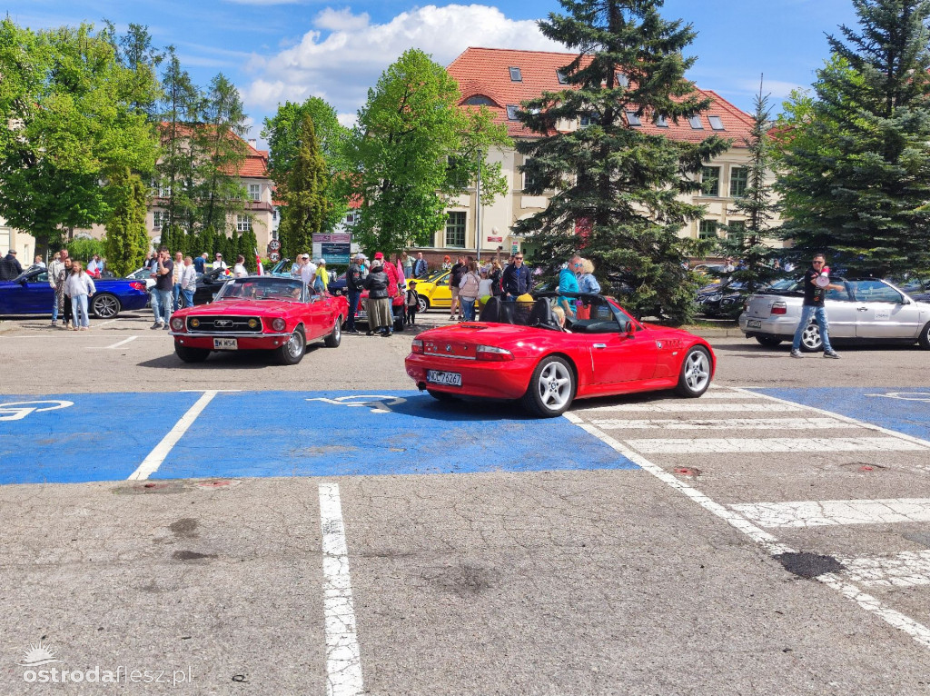 Cabriolety opanowały plac przed Starostwem w Ostródzie