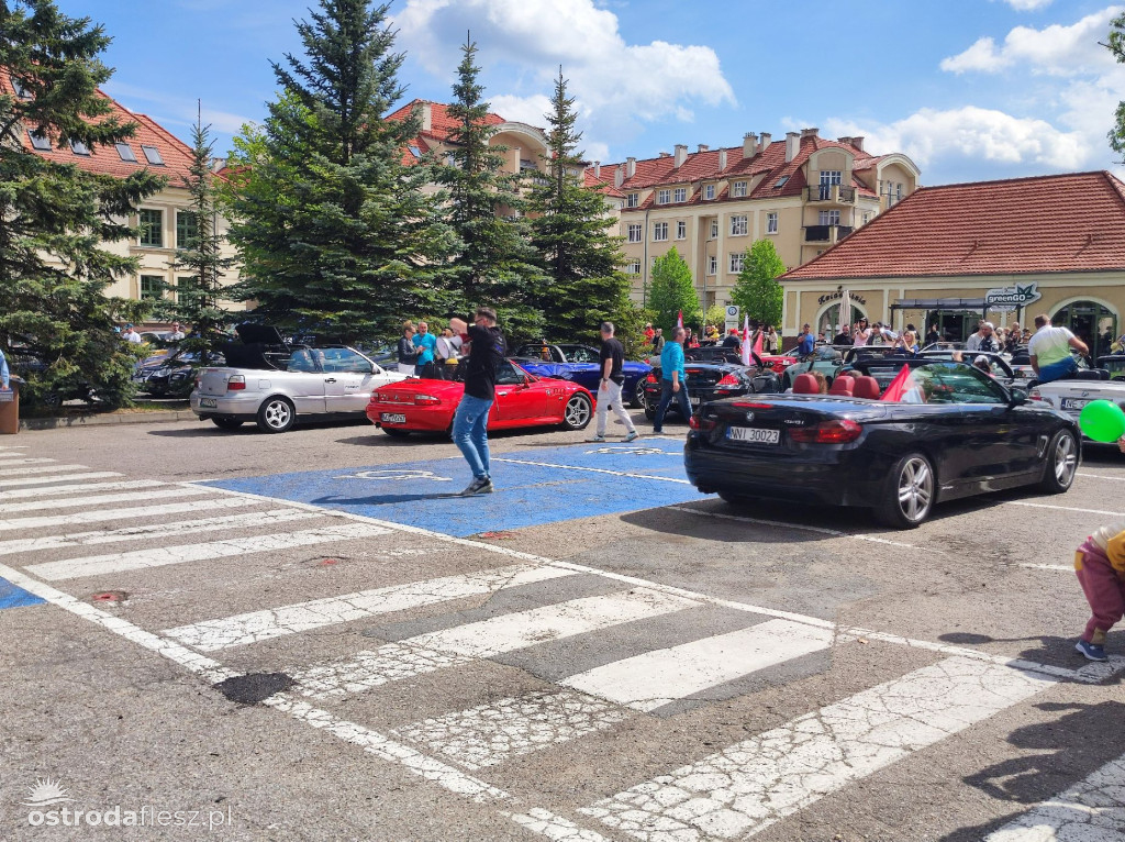 Cabriolety opanowały plac przed Starostwem w Ostródzie