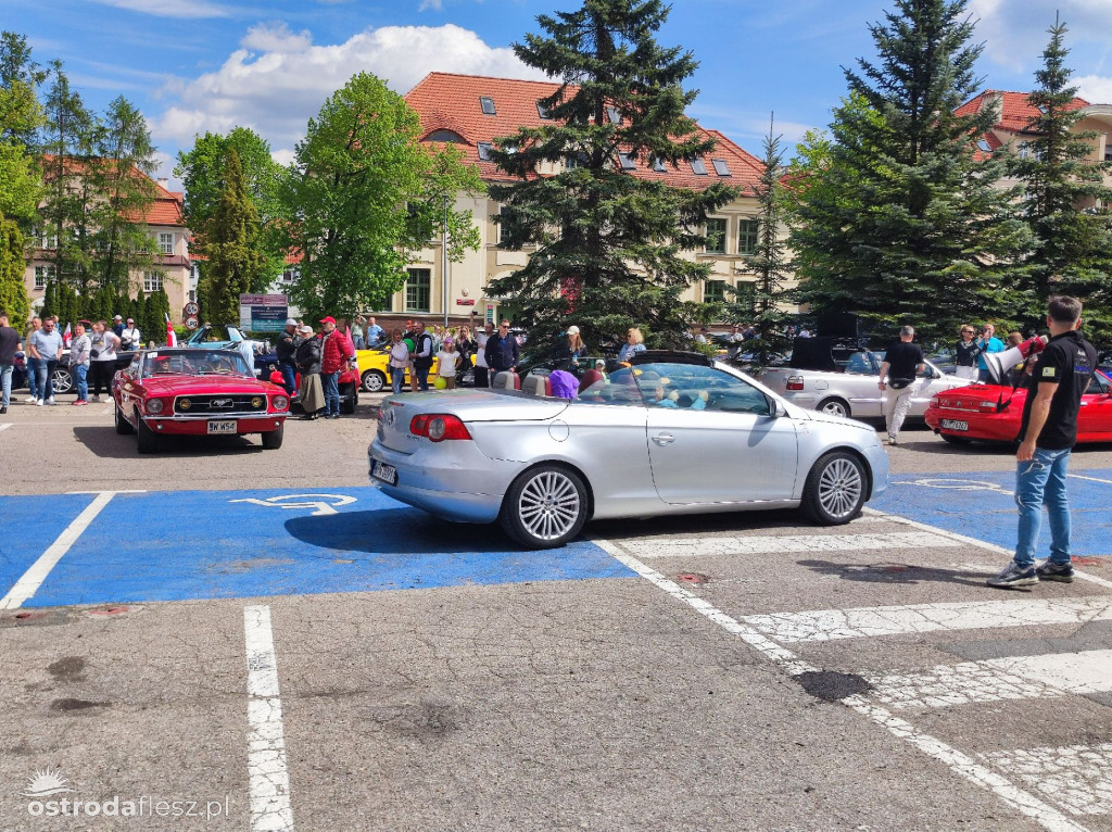 Cabriolety opanowały plac przed Starostwem w Ostródzie
