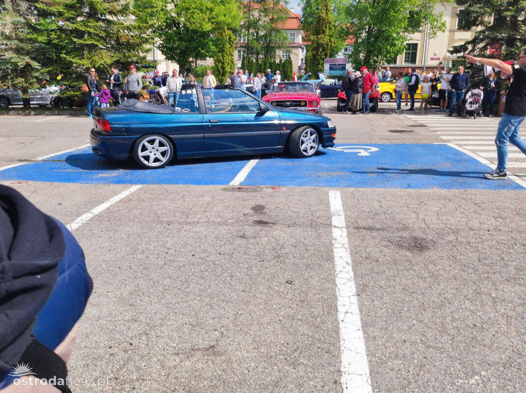 Cabriolety opanowały plac przed Starostwem w Ostródzie