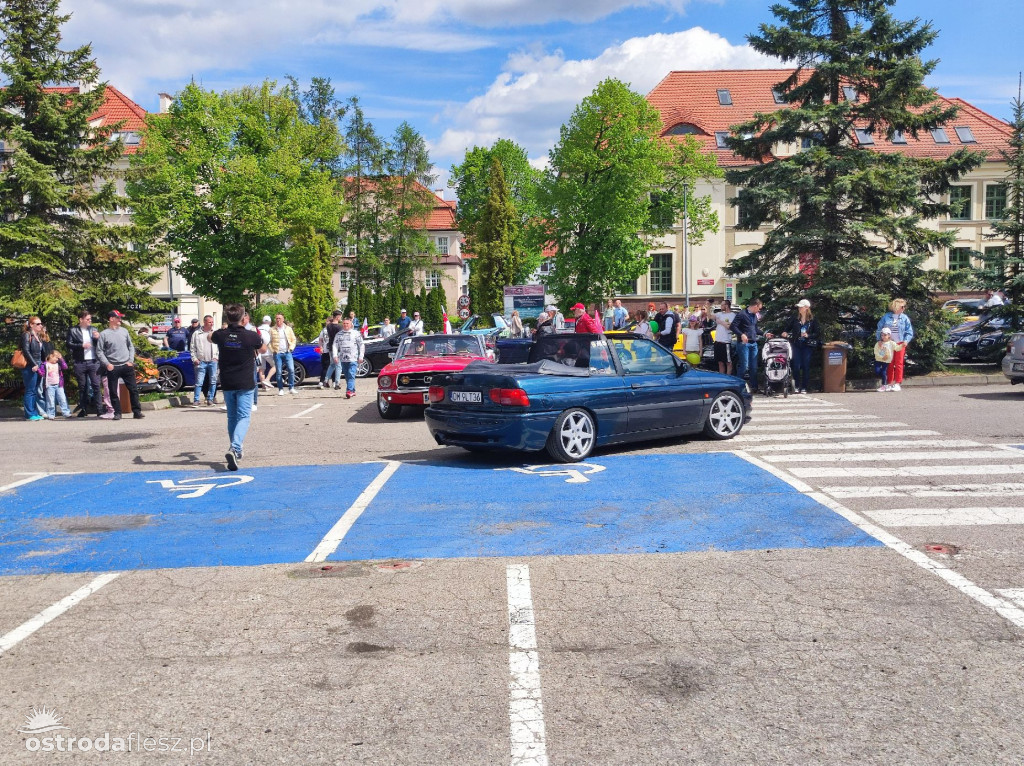 Cabriolety opanowały plac przed Starostwem w Ostródzie