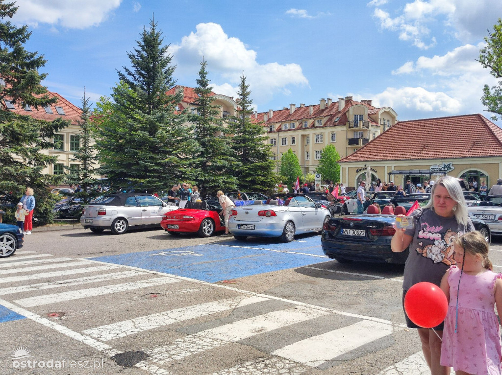 Cabriolety opanowały plac przed Starostwem w Ostródzie
