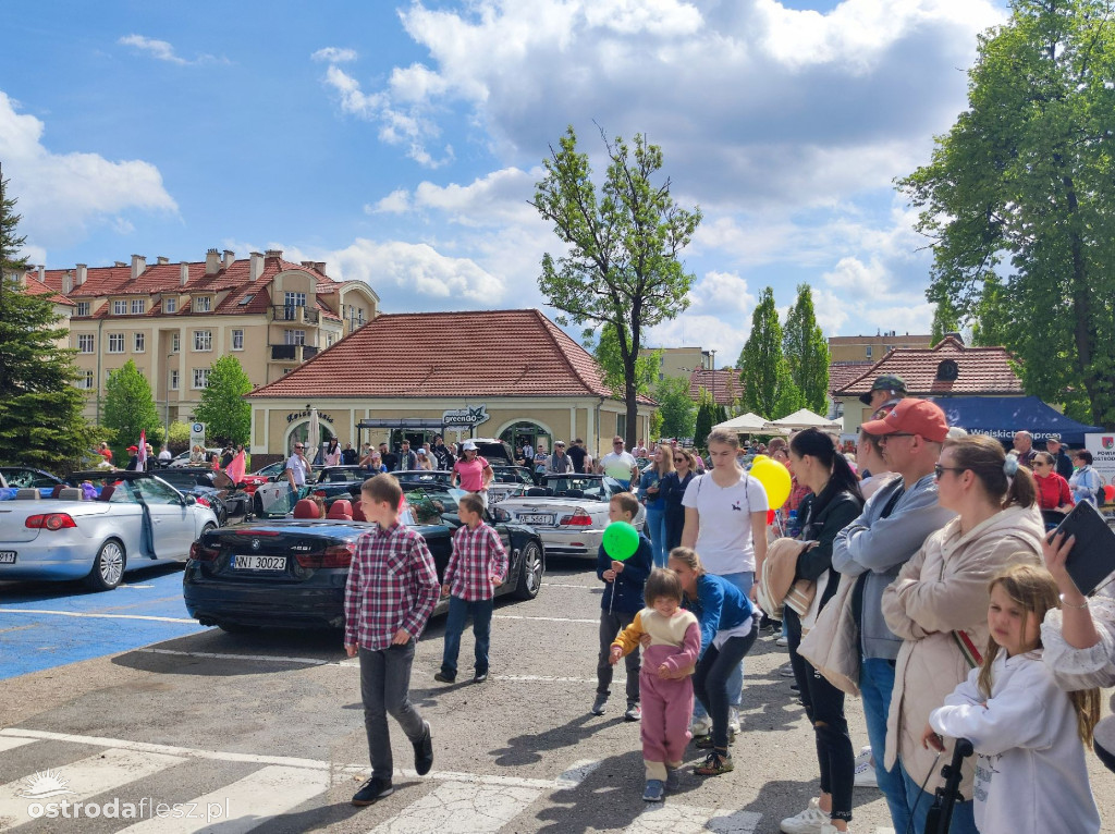 Cabriolety opanowały plac przed Starostwem w Ostródzie