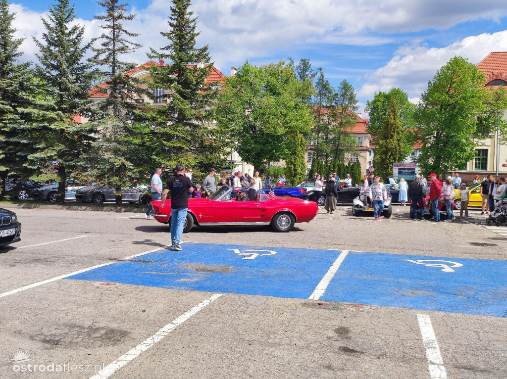 Cabriolety opanowały plac przed Starostwem w Ostródzie