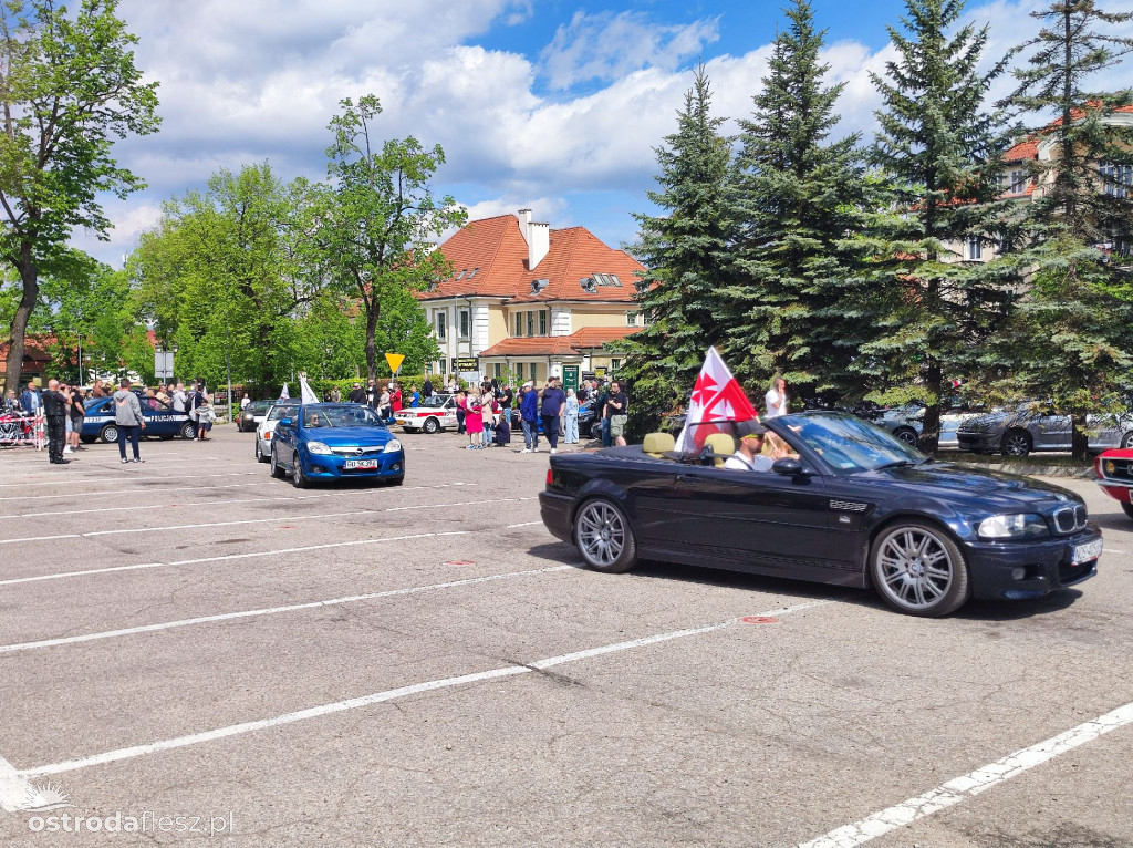 Cabriolety opanowały plac przed Starostwem w Ostródzie
