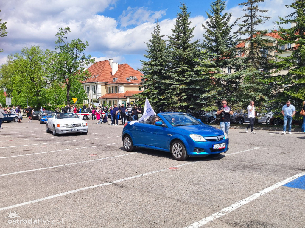Cabriolety opanowały plac przed Starostwem w Ostródzie