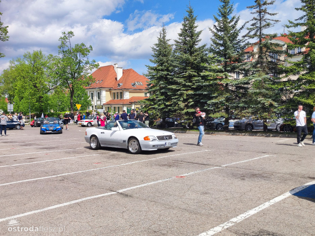 Cabriolety opanowały plac przed Starostwem w Ostródzie