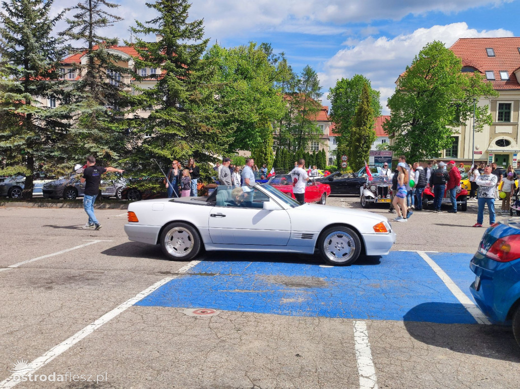 Cabriolety opanowały plac przed Starostwem w Ostródzie