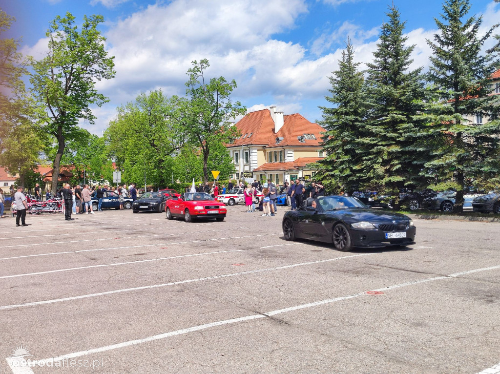 Cabriolety opanowały plac przed Starostwem w Ostródzie