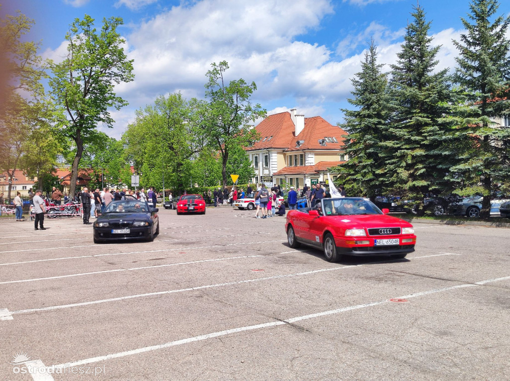 Cabriolety opanowały plac przed Starostwem w Ostródzie