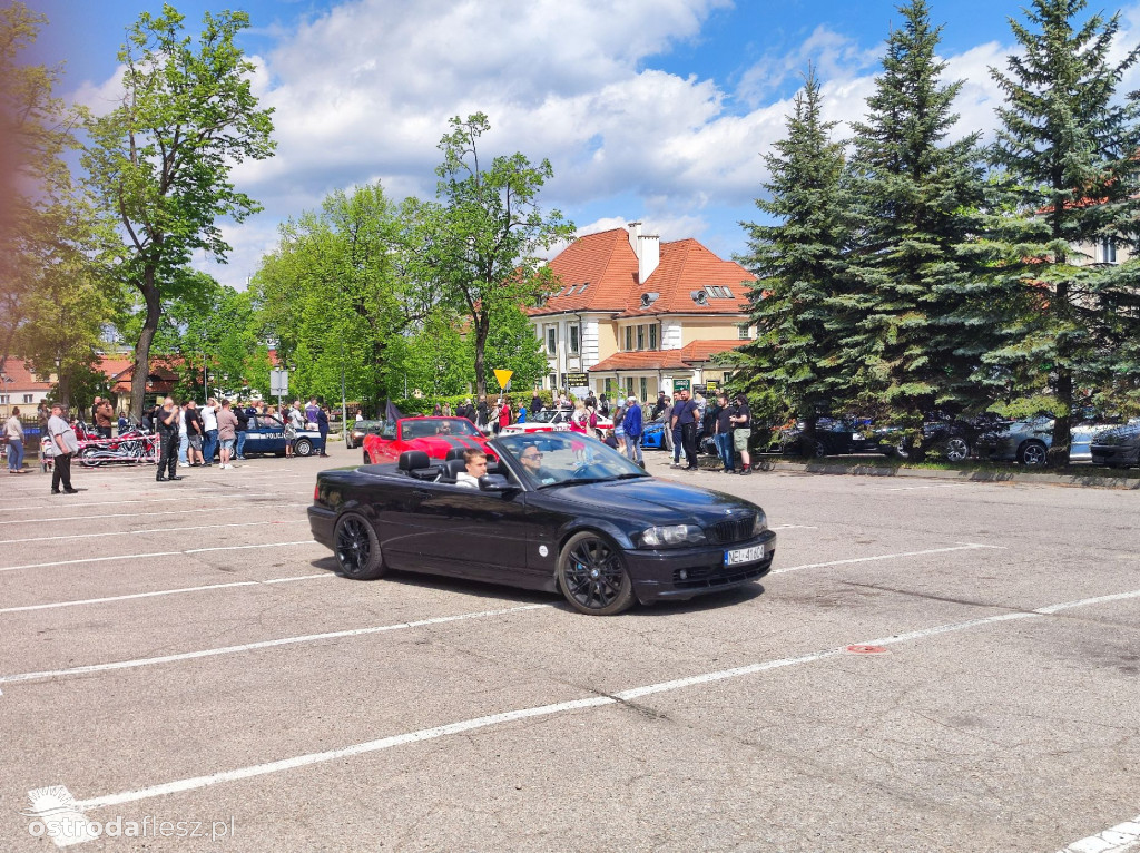 Cabriolety opanowały plac przed Starostwem w Ostródzie