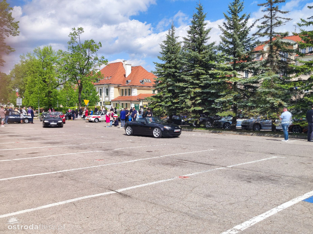 Cabriolety opanowały plac przed Starostwem w Ostródzie
