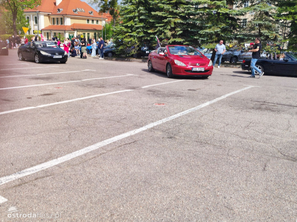 Cabriolety opanowały plac przed Starostwem w Ostródzie