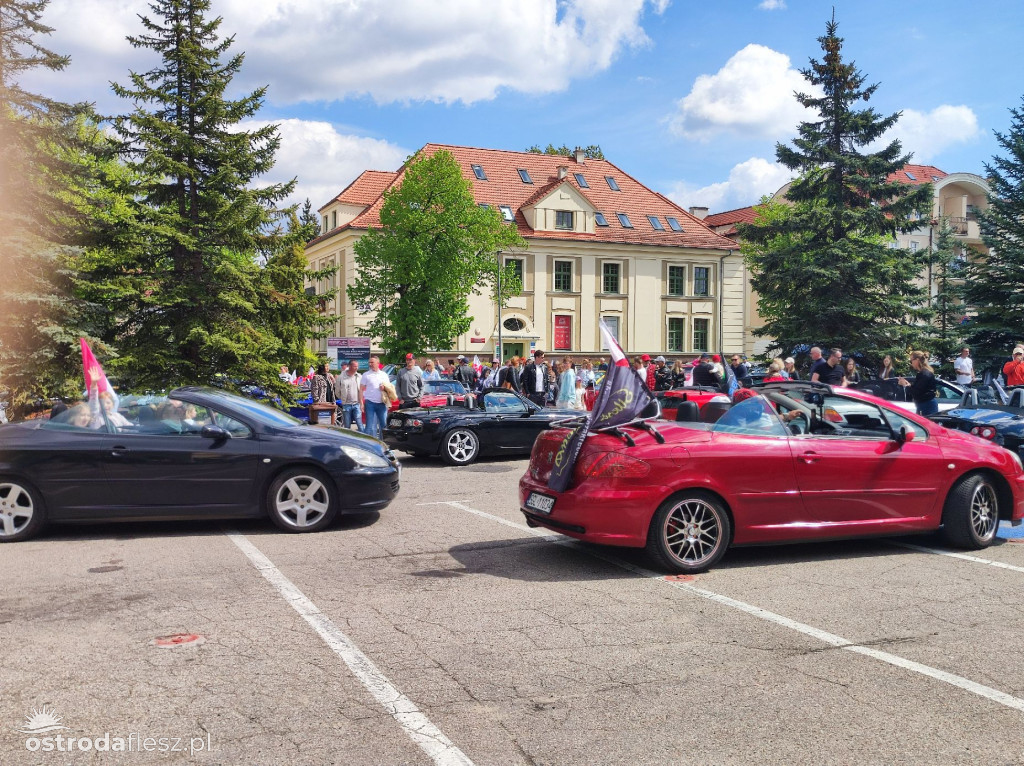 Cabriolety opanowały plac przed Starostwem w Ostródzie