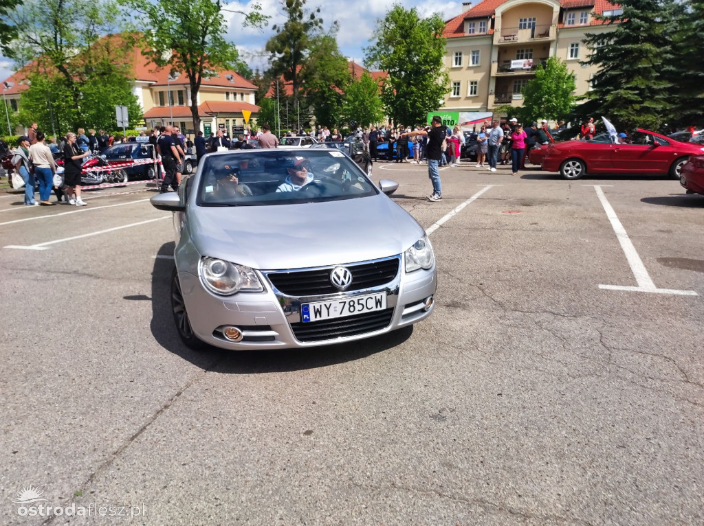 Cabriolety opanowały plac przed Starostwem w Ostródzie