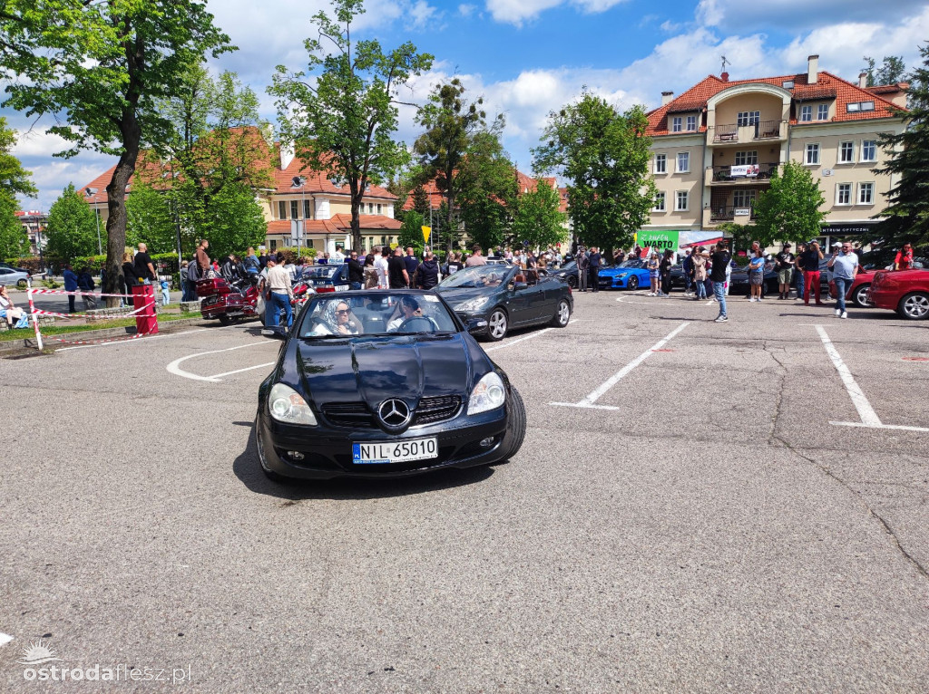 Cabriolety opanowały plac przed Starostwem w Ostródzie