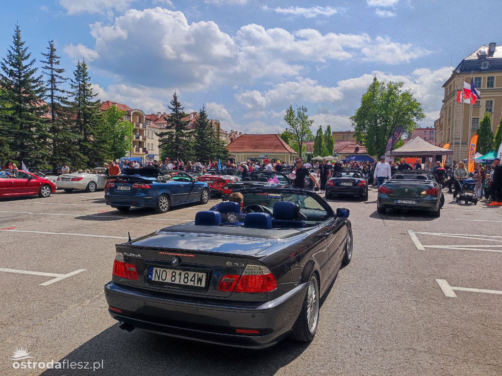Cabriolety opanowały plac przed Starostwem w Ostródzie